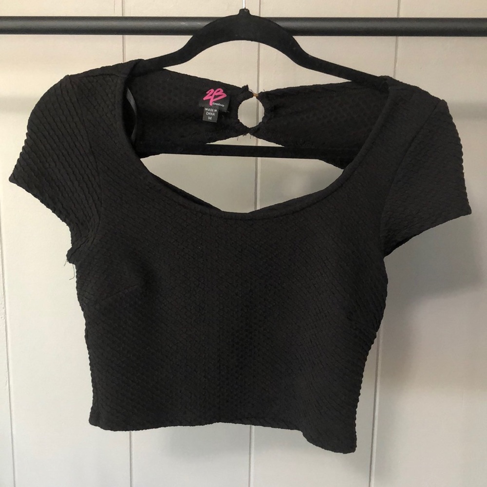 BEBE CROPPED DOUBLE KEYHOLE OPEN BACK CROP TOP